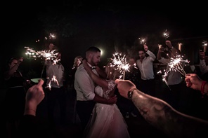 Kerzentanz mit Wunderkerzen auf Hochzeit