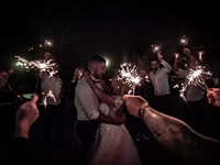 Abschlusstanz mit Wunderkerzen auf Hochzeit